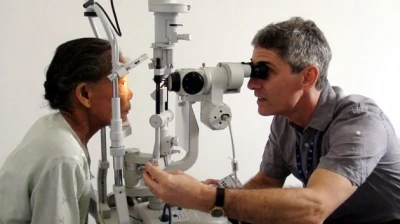 Foreign expert is providing eye examination for local people (Source: nhandan.com)